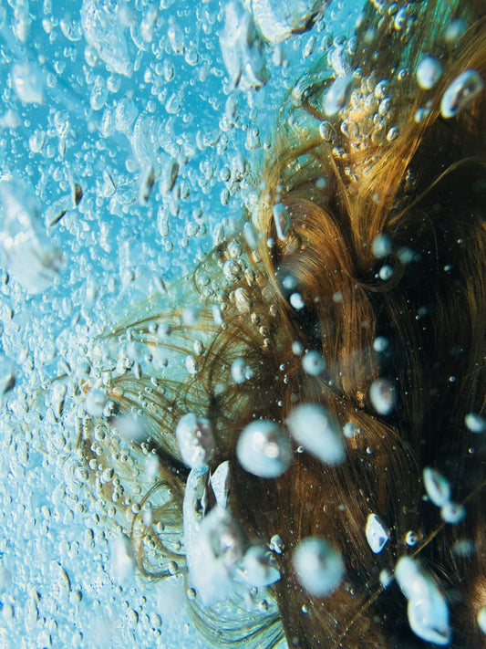 HAIR UNDER WATER WITH BUBBLES